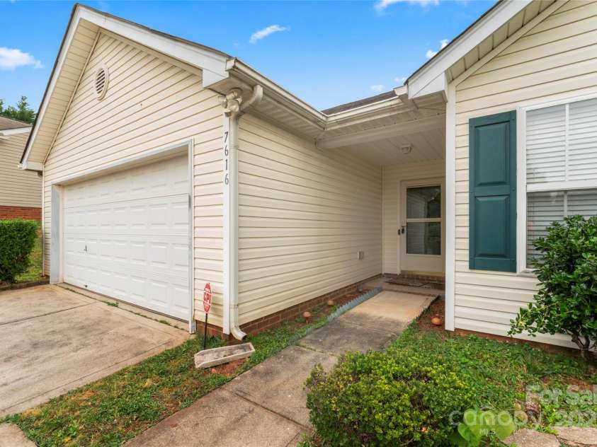 7616 Shiny Meadow Lane, Charlotte, NC 28215.  MLS# CAR4275110, YatesRealty ID 23237. 