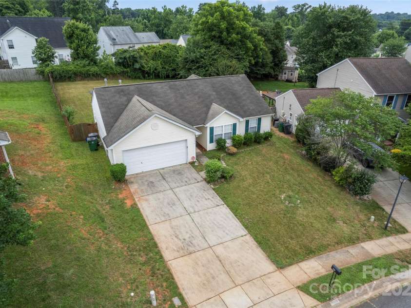 7616 Shiny Meadow Lane, Charlotte, NC 28215.  MLS# CAR4275110, YatesRealty ID 23237. Front