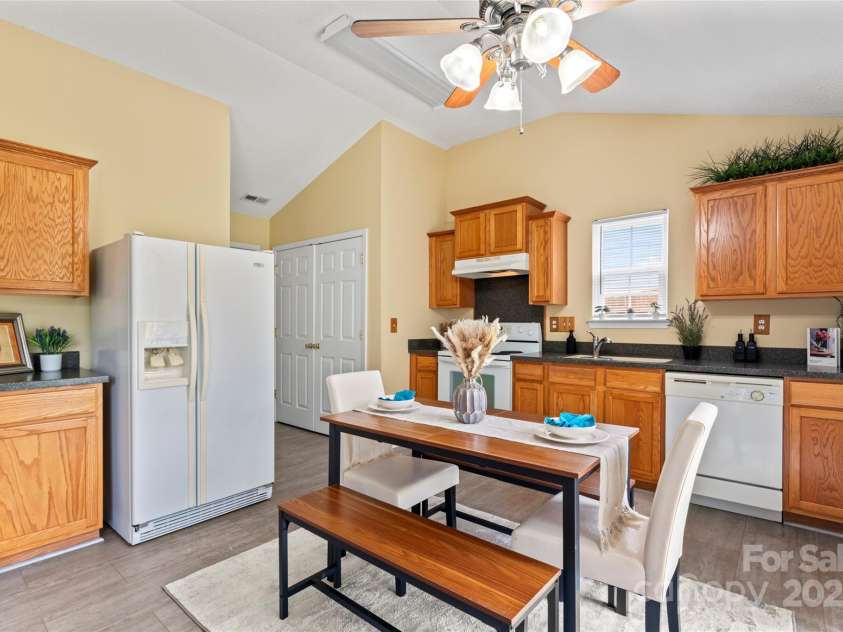 7616 Shiny Meadow Lane, Charlotte, NC 28215.  MLS# CAR4275110, YatesRealty ID 23237. Kitchen/dining
