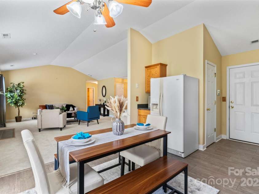 7616 Shiny Meadow Lane, Charlotte, NC 28215.  MLS# CAR4275110, YatesRealty ID 23237. Kitchen/dining