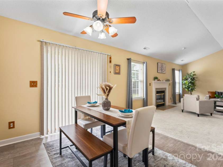 7616 Shiny Meadow Lane, Charlotte, NC 28215.  MLS# CAR4275110, YatesRealty ID 23237. Kitchen/dining