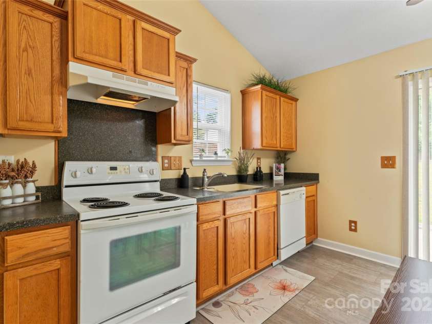 7616 Shiny Meadow Lane, Charlotte, NC 28215.  MLS# CAR4275110, YatesRealty ID 23237. Kitchen/dining