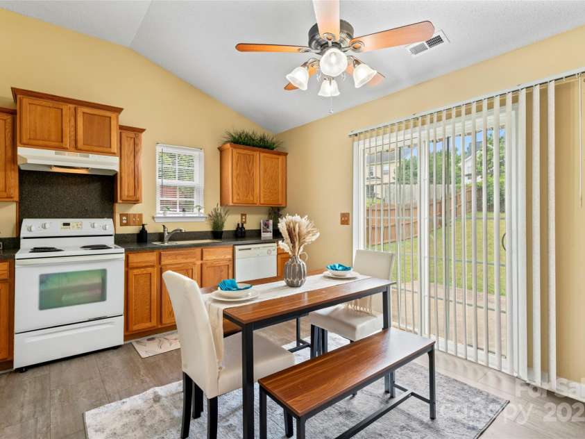 7616 Shiny Meadow Lane, Charlotte, NC 28215.  MLS# CAR4275110, YatesRealty ID 23237. Kitchen/dining