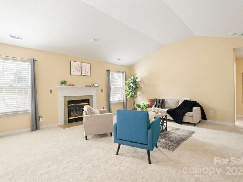 7616 Shiny Meadow Lane, Charlotte, NC 28215.  MLS# CAR4275110, YatesRealty ID 23237. Living area, open floor concept
