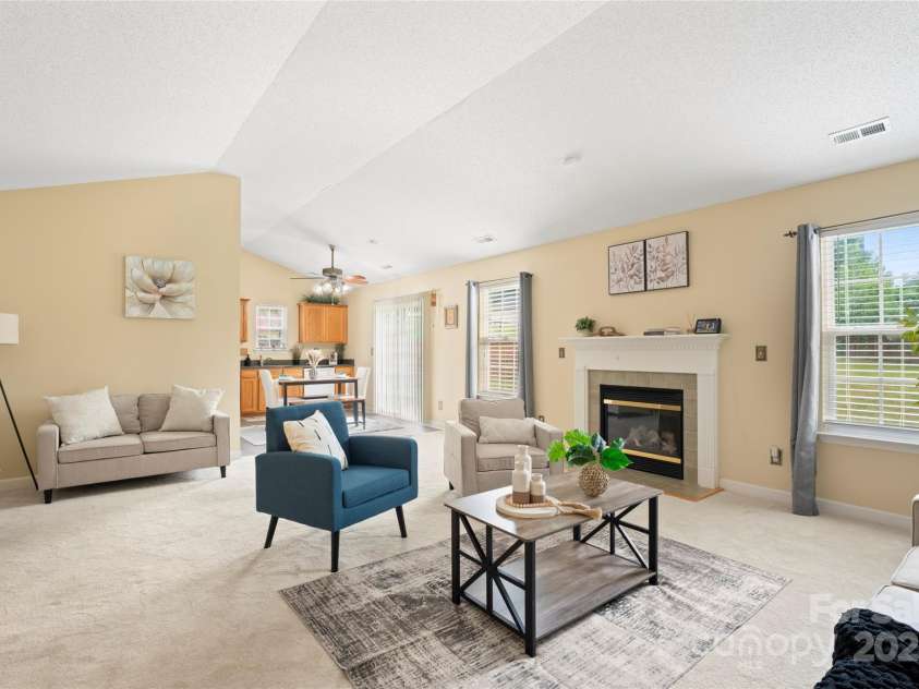 7616 Shiny Meadow Lane, Charlotte, NC 28215.  MLS# CAR4275110, YatesRealty ID 23237. Living area, open floor concept