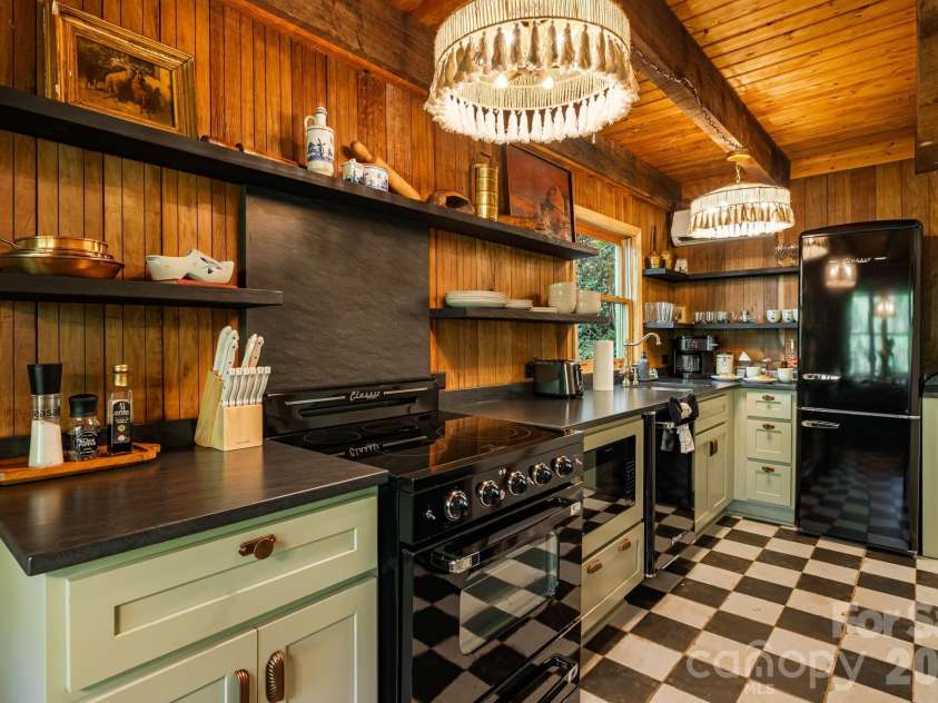 155 Spivey Mountain Road, Asheville, NC 28806.  MLS# CAR4374697, YatesRealty ID 23239. 