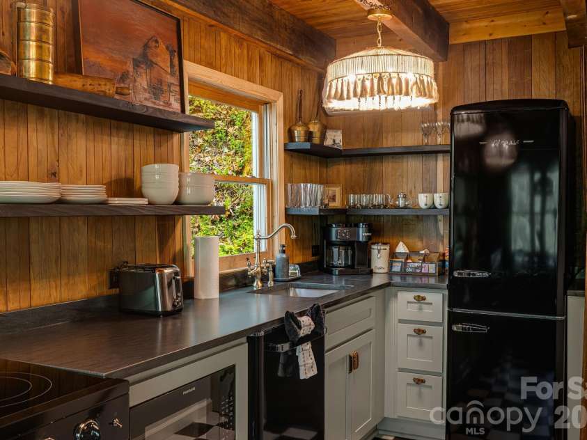 155 Spivey Mountain Road, Asheville, NC 28806.  MLS# CAR4374697, YatesRealty ID 23239. 