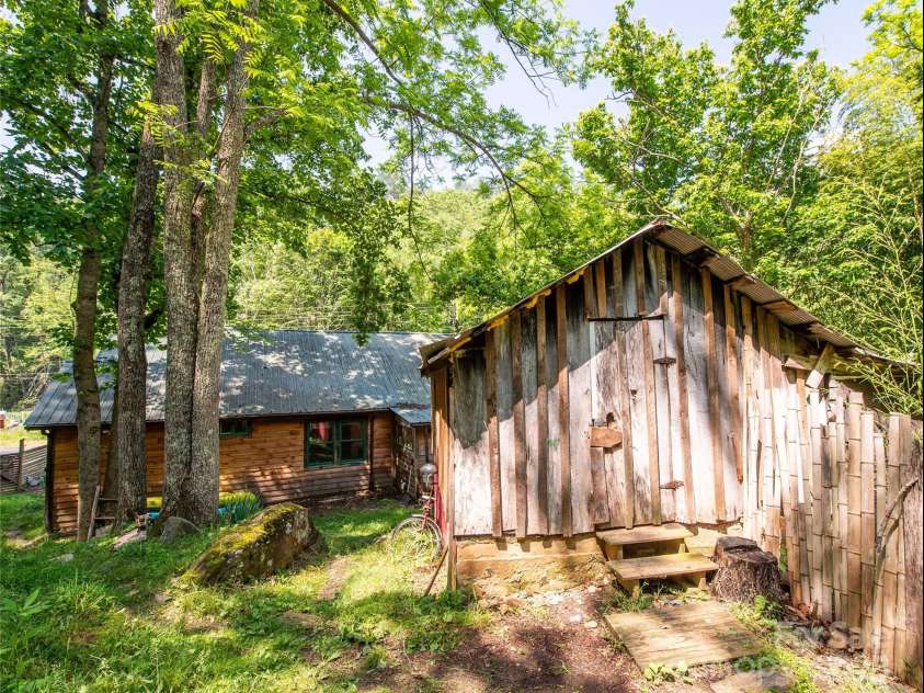 418 Shoal Creek Road, Burnsville, NC 28714.  MLS# CAR4268354, YatesRealty ID 23239. 