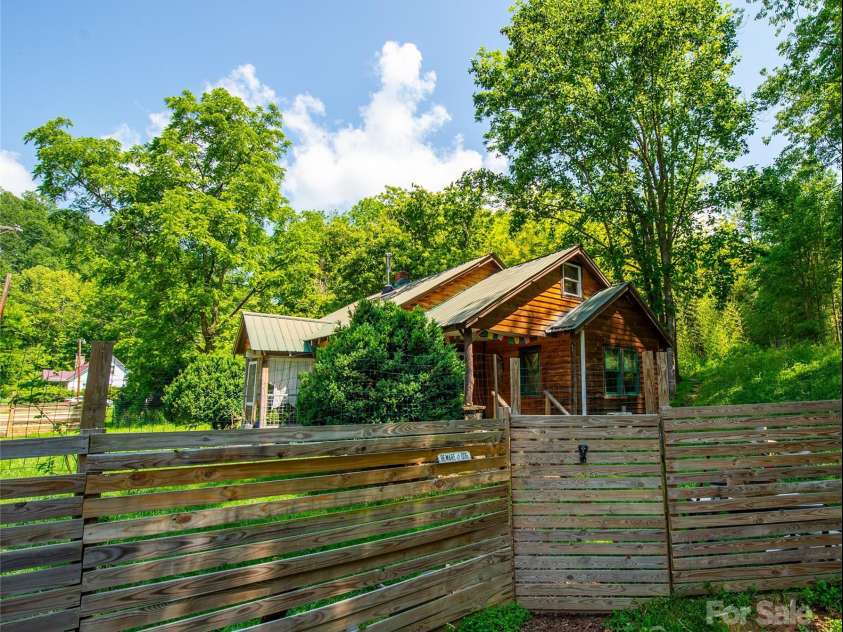 418 Shoal Creek Road, Burnsville, NC 28714.  MLS# CAR4268354, YatesRealty ID 23239. 