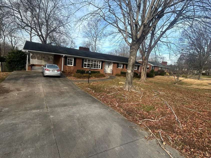 626 Willowbrook Lane, Winston Salem, NC 27104.  MLS# CAR4382117, YatesRealty ID 23240. 