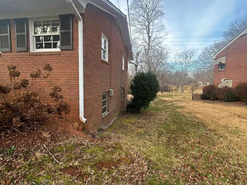 626 Willowbrook Lane, Winston Salem, NC 27104.  MLS# CAR4382117, YatesRealty ID 23240. 