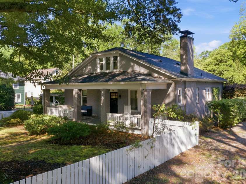138 Woodland Street, Davidson, NC 28036.  MLS# CAR4381089, YatesRealty ID 23244. 