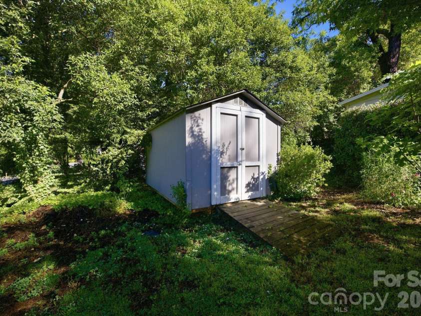 138 Woodland Street, Davidson, NC 28036.  MLS# CAR4381089, YatesRealty ID 23244. 