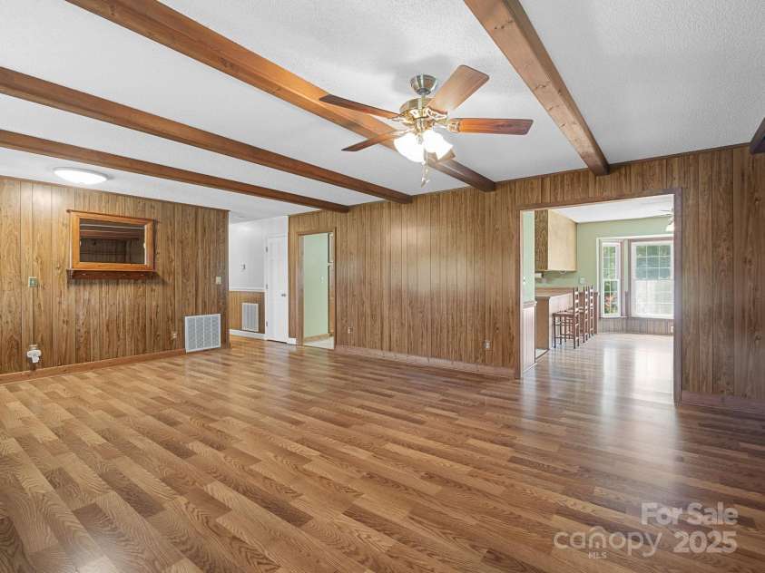 121 Maude Road, Gaffney, SC 29340.  MLS# CAR4274069, YatesRealty ID 23246. Adjacent to Dining & Kitchen