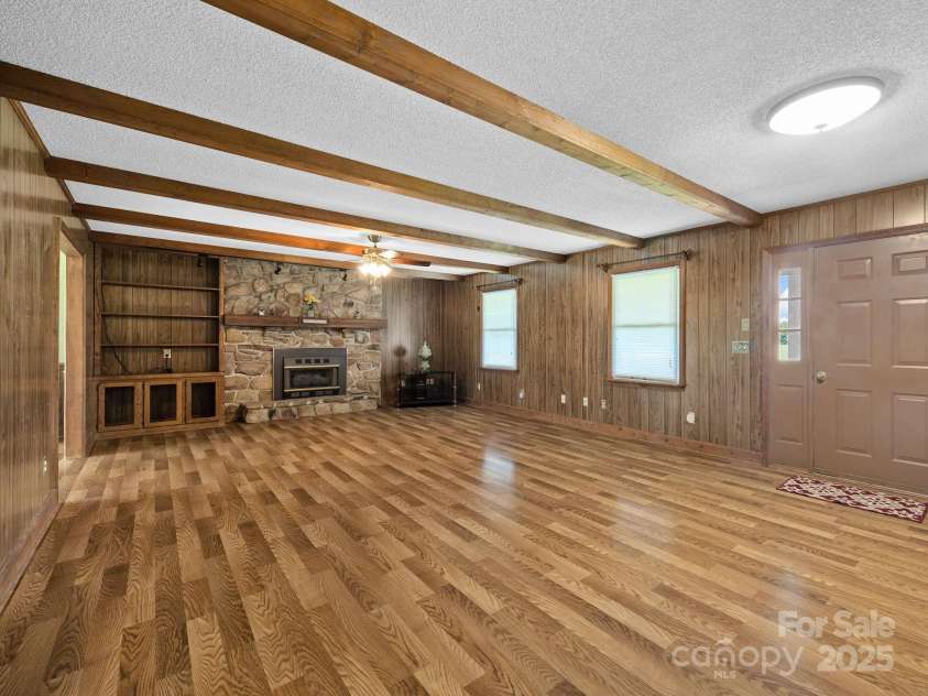 121 Maude Road, Gaffney, SC 29340.  MLS# CAR4274069, YatesRealty ID 23246. Gas Log Fireplace & Built-In