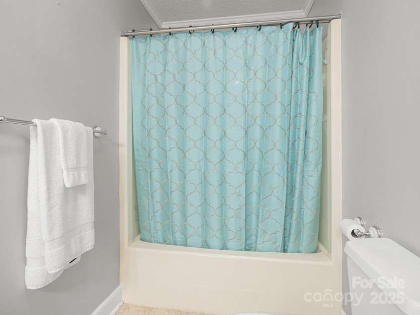 121 Maude Road, Gaffney, SC 29340.  MLS# CAR4274069, YatesRealty ID 23246. Hall Tub/Shower