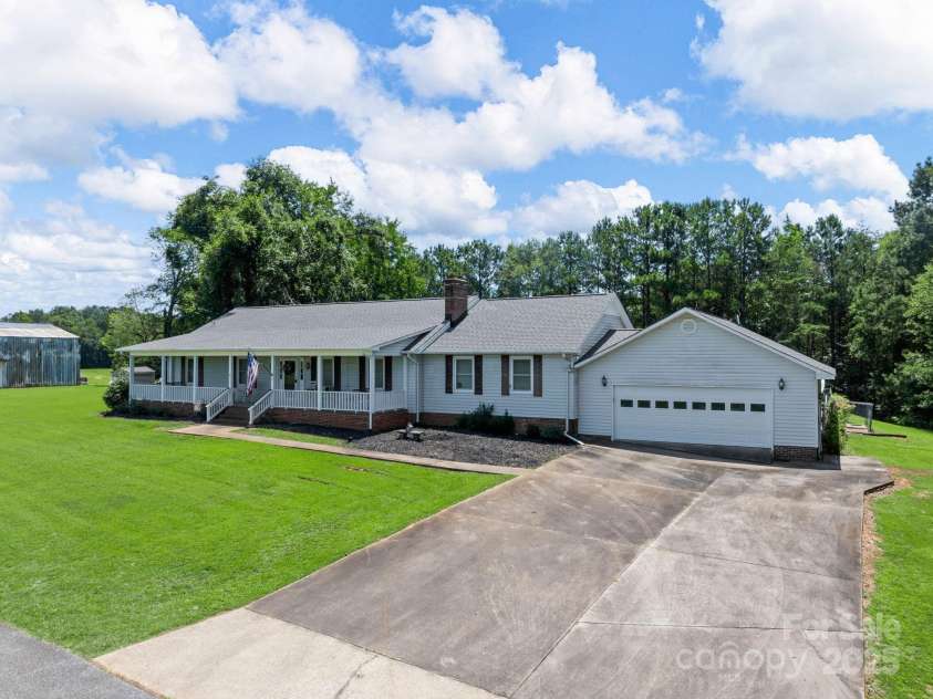 121 Maude Road, Gaffney, SC 29340.  MLS# CAR4274069, YatesRealty ID 23246. Oversized Two Car Garage