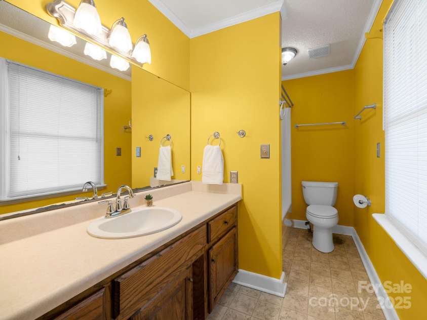 121 Maude Road, Gaffney, SC 29340.  MLS# CAR4274069, YatesRealty ID 23246. Primary Bath