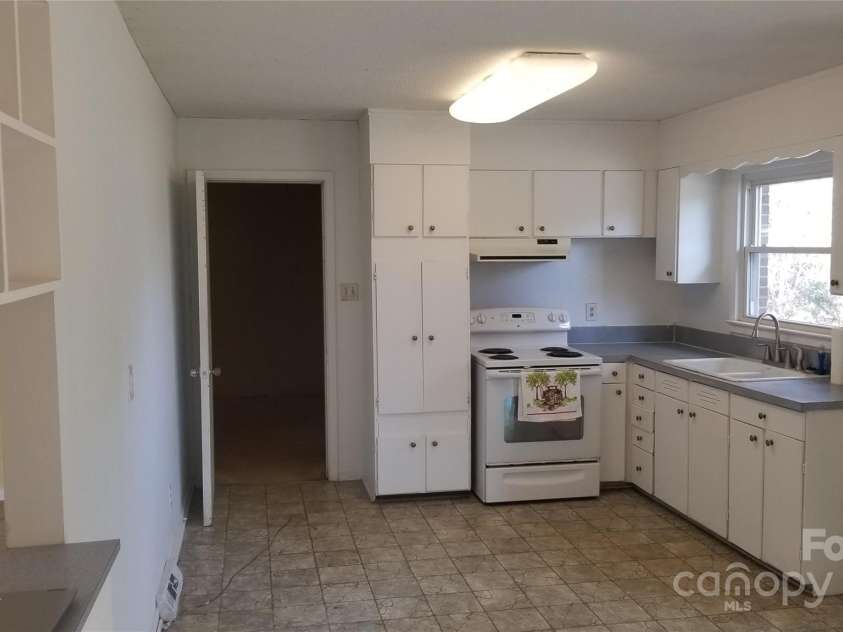 441 Holly Circle, Mount Holly, NC 28120.  MLS# CAR4199925, YatesRealty ID 2325. Kitchen