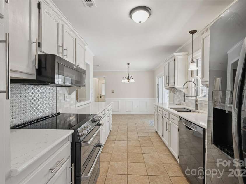 4911 Rivergreen Lane, Charlotte, NC 28227.  MLS# CAR4272250, YatesRealty ID 23250. Ample counter and cabinet space in this bright kitchen!