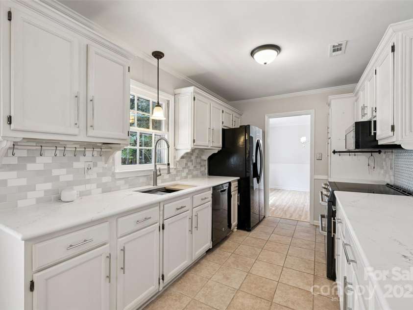 4911 Rivergreen Lane, Charlotte, NC 28227.  MLS# CAR4272250, YatesRealty ID 23250. Beautifully updated kitchen