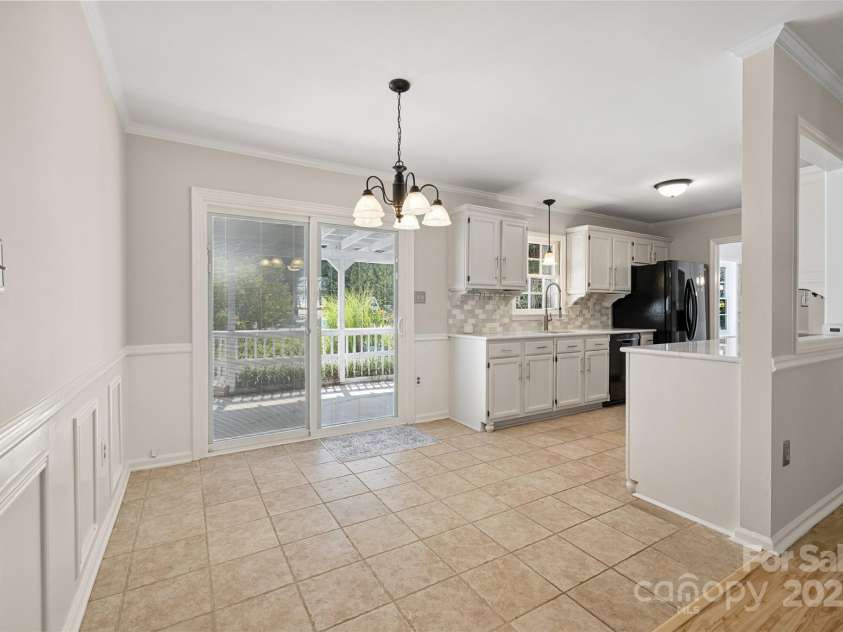 4911 Rivergreen Lane, Charlotte, NC 28227.  MLS# CAR4272250, YatesRealty ID 23250. Breakfast area with sliding door to covered porch