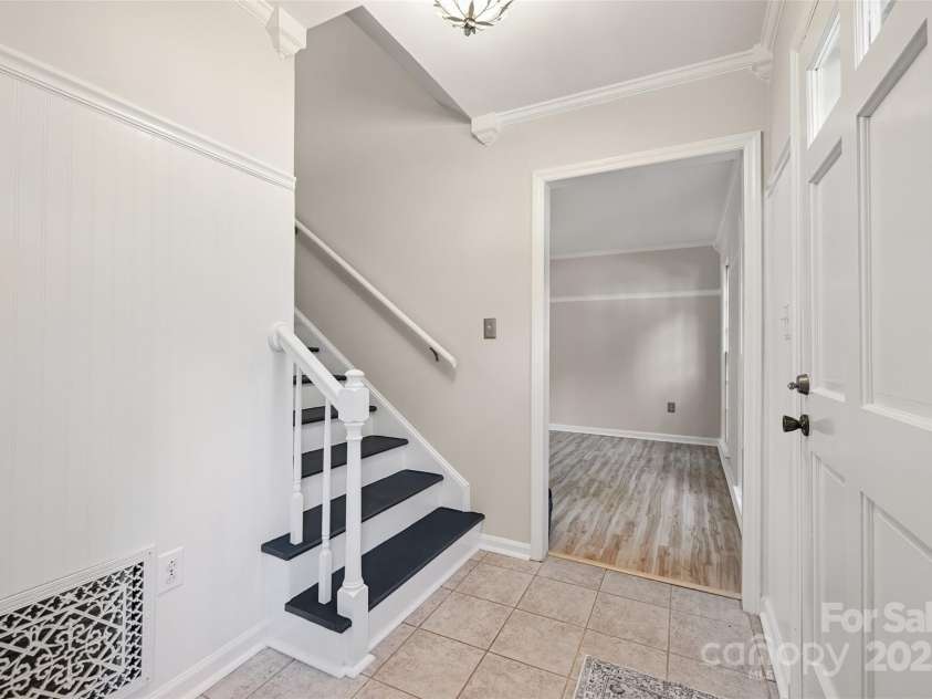 4911 Rivergreen Lane, Charlotte, NC 28227.  MLS# CAR4272250, YatesRealty ID 23250. Entry foyer