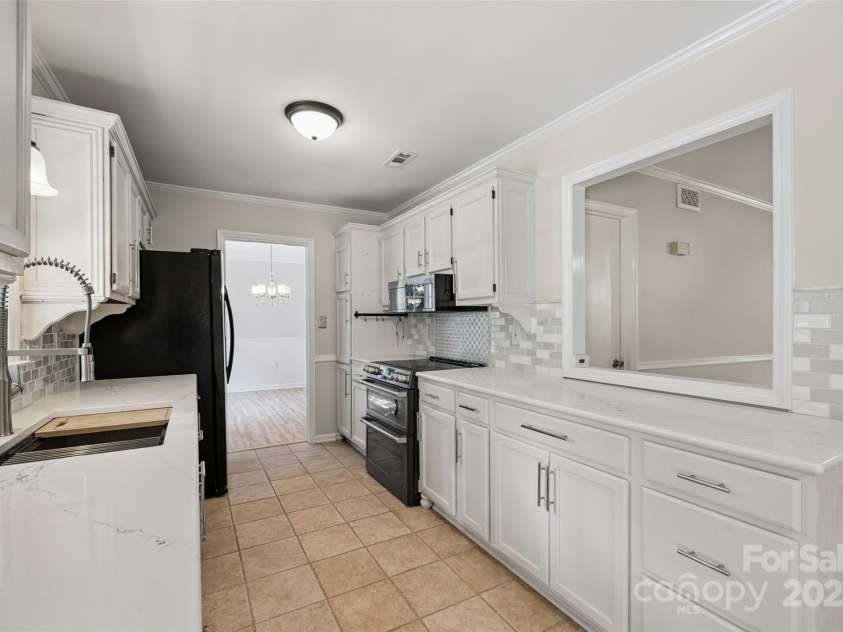 4911 Rivergreen Lane, Charlotte, NC 28227.  MLS# CAR4272250, YatesRealty ID 23250. Kitchen with quartz counters and updated appliances