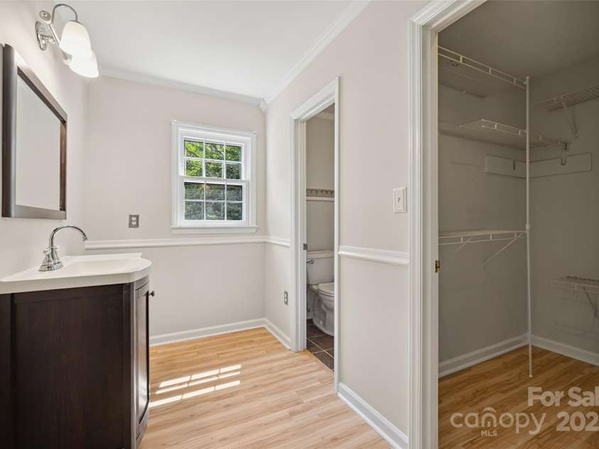 4911 Rivergreen Lane, Charlotte, NC 28227.  MLS# CAR4272250, YatesRealty ID 23250. Primary bath and second walk-in closet