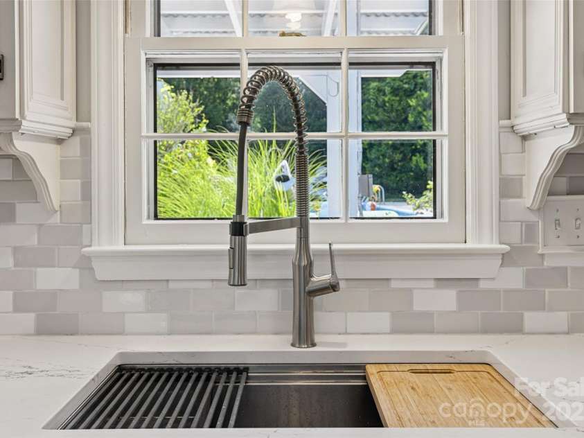 4911 Rivergreen Lane, Charlotte, NC 28227.  MLS# CAR4272250, YatesRealty ID 23250. Single bowl sink and updated faucet