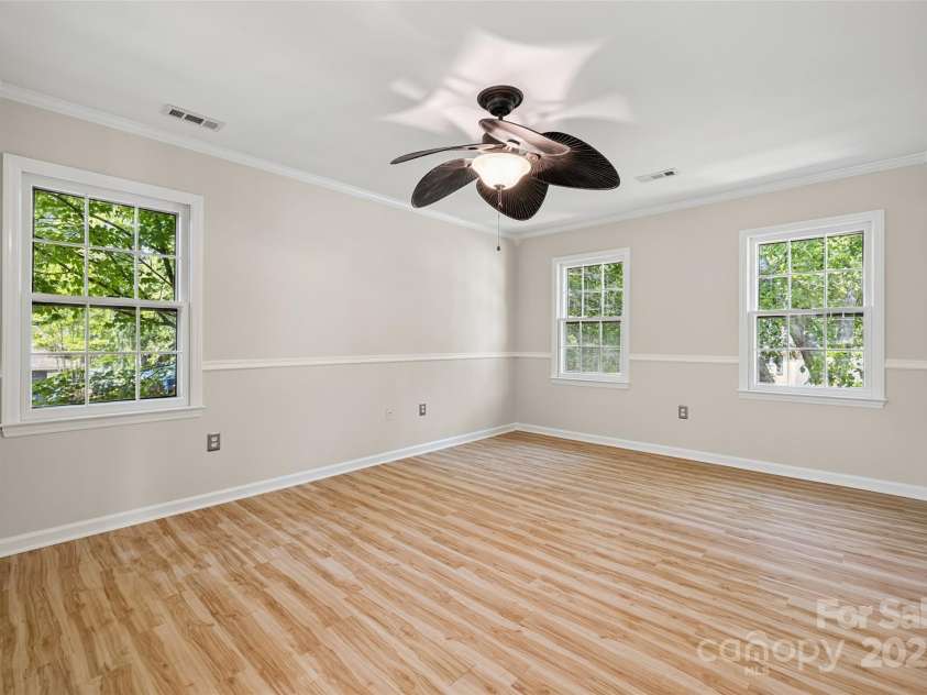 4911 Rivergreen Lane, Charlotte, NC 28227.  MLS# CAR4272250, YatesRealty ID 23250. Spacious, bright primary bedroom