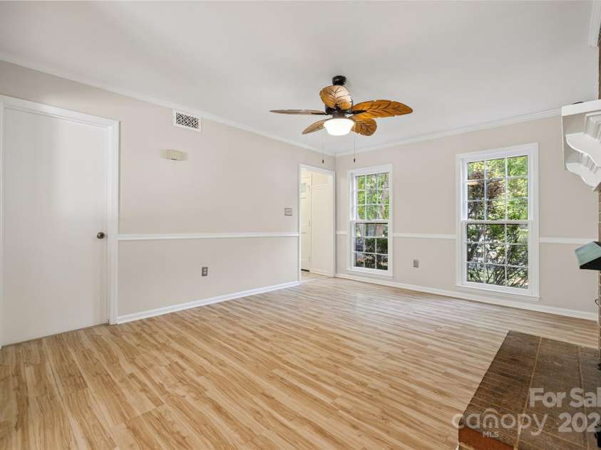 4911 Rivergreen Lane, Charlotte, NC 28227.  MLS# CAR4272250, YatesRealty ID 23250. Spacious living room