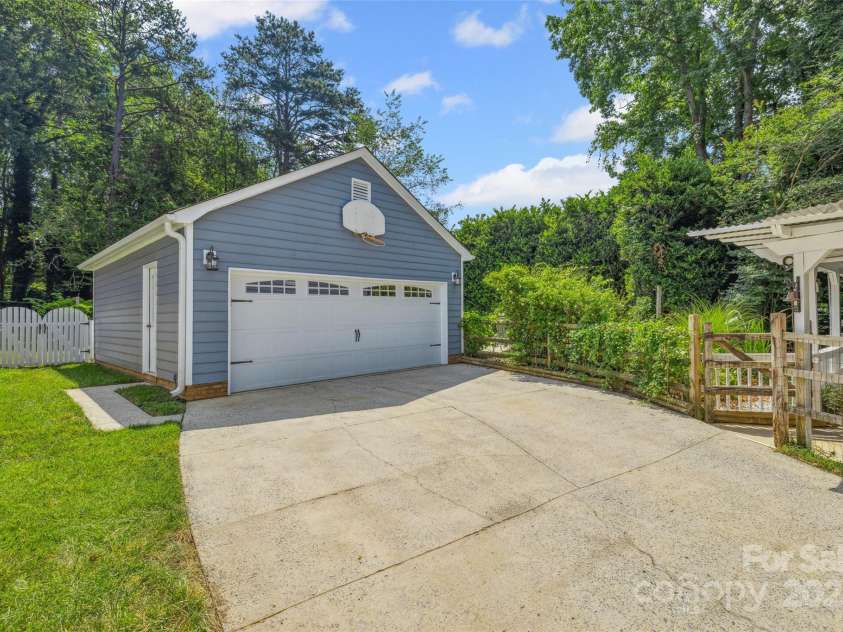4911 Rivergreen Lane, Charlotte, NC 28227.  MLS# CAR4272250, YatesRealty ID 23250. This oversized detached 2-car garage is 572 sq ft