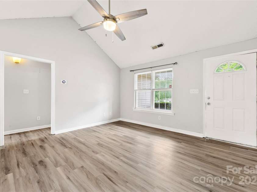 522 Klondike Lane, Charlotte, NC 28216.  MLS# CAR4264458, YatesRealty ID 23253. 