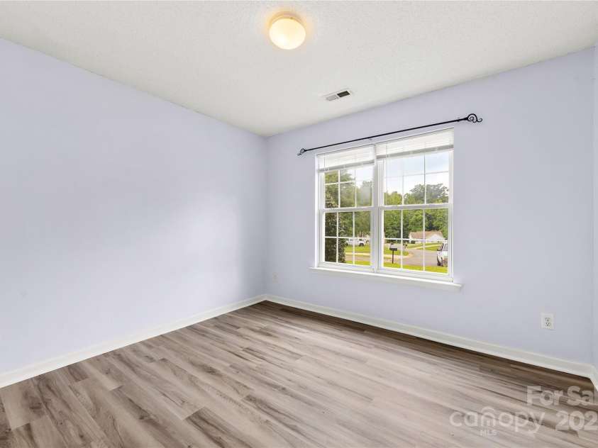 522 Klondike Lane, Charlotte, NC 28216.  MLS# CAR4264458, YatesRealty ID 23253. 