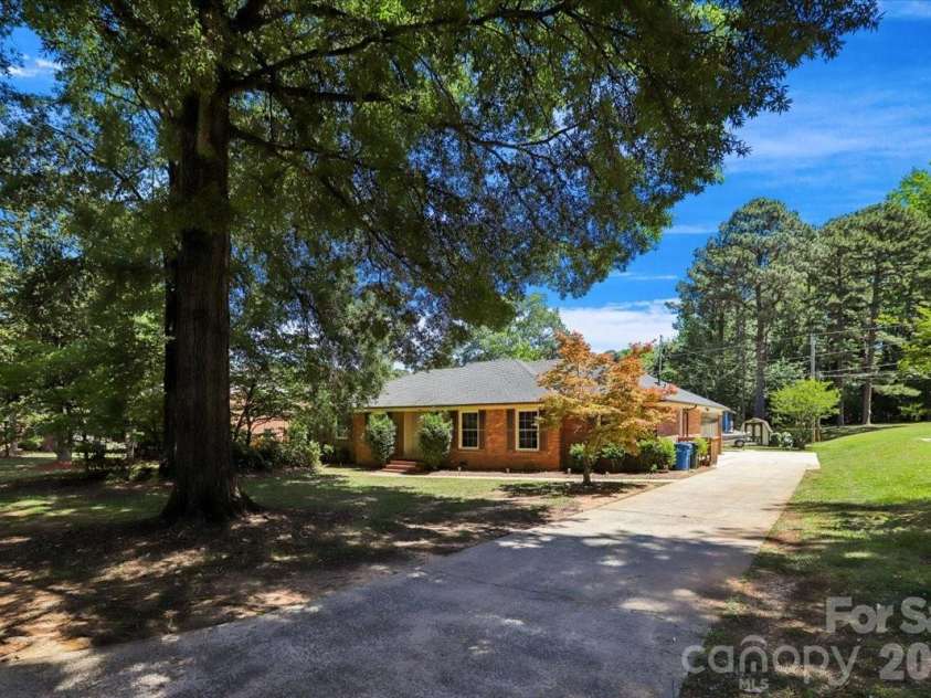 13507 Four Oaks Lane, Matthews, NC 28105.  MLS# CAR4383219, YatesRealty ID 23254. 