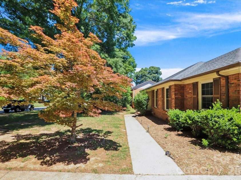 13507 Four Oaks Lane, Matthews, NC 28105.  MLS# CAR4383219, YatesRealty ID 23254. 