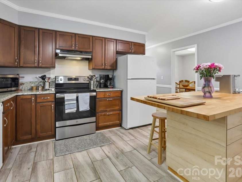 13507 Four Oaks Lane, Matthews, NC 28105.  MLS# CAR4383219, YatesRealty ID 23254. 