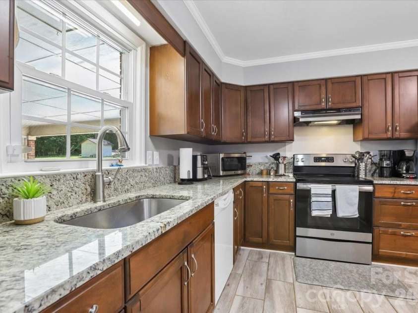 13507 Four Oaks Lane, Matthews, NC 28105.  MLS# CAR4383219, YatesRealty ID 23254. 