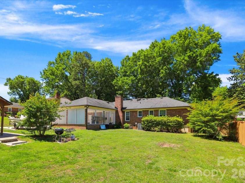 13507 Four Oaks Lane, Matthews, NC 28105.  MLS# CAR4383219, YatesRealty ID 23254. 