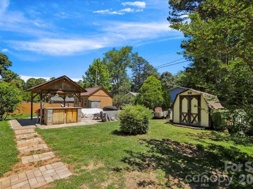 13507 Four Oaks Lane, Matthews, NC 28105.  MLS# CAR4383219, YatesRealty ID 23254. 