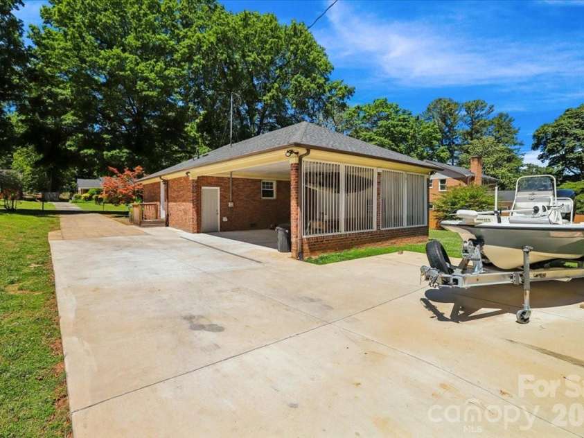 13507 Four Oaks Lane, Matthews, NC 28105.  MLS# CAR4383219, YatesRealty ID 23254. Extended driveway with extra parking