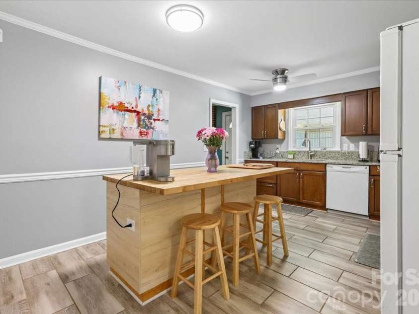 13507 Four Oaks Lane, Matthews, NC 28105.  MLS# CAR4383219, YatesRealty ID 23254. Kitchen island