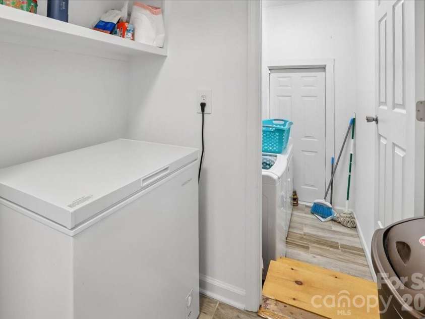 13507 Four Oaks Lane, Matthews, NC 28105.  MLS# CAR4383219, YatesRealty ID 23254. Laundry room