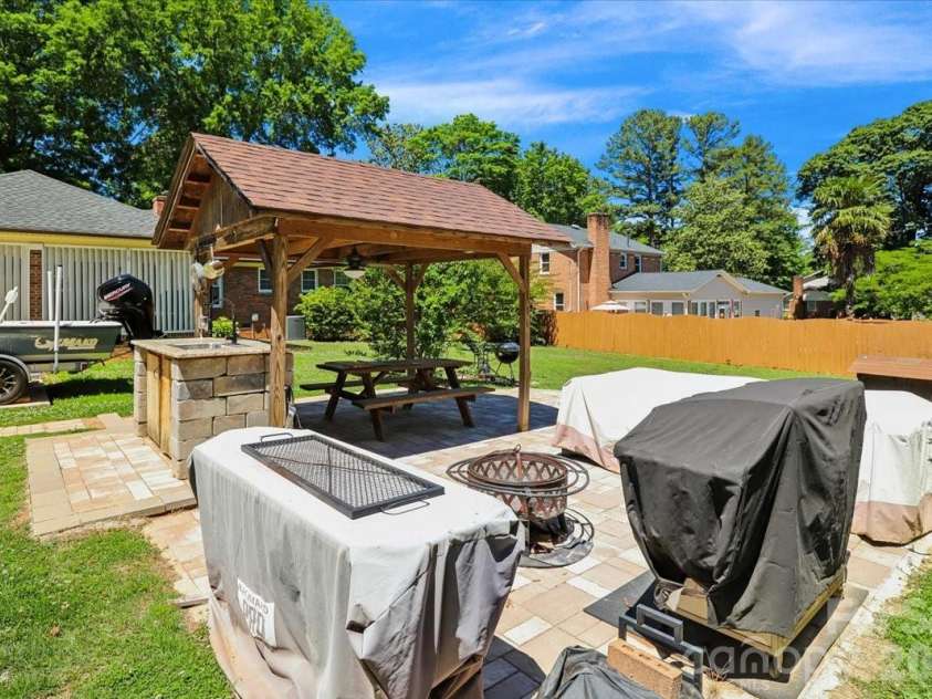 13507 Four Oaks Lane, Matthews, NC 28105.  MLS# CAR4383219, YatesRealty ID 23254. Outdoor dining area