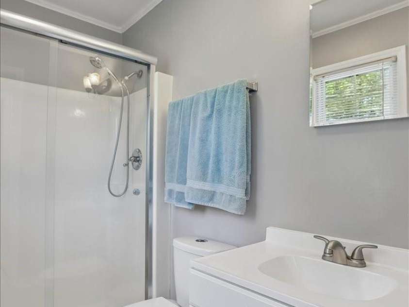13507 Four Oaks Lane, Matthews, NC 28105.  MLS# CAR4383219, YatesRealty ID 23254. Primary bath