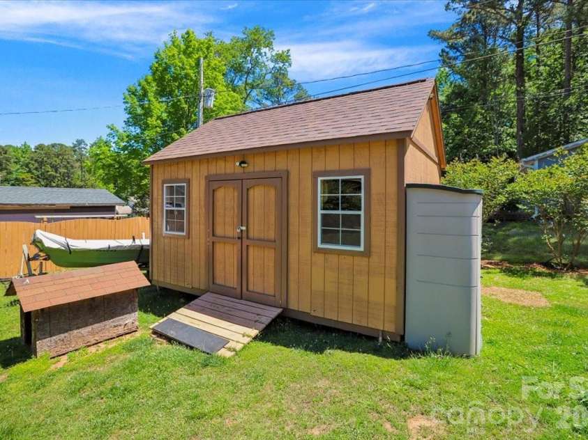 13507 Four Oaks Lane, Matthews, NC 28105.  MLS# CAR4383219, YatesRealty ID 23254. Wired workshop