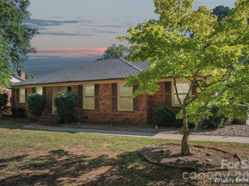 13507 Four Oaks Lane, Matthews, NC 28105.  MLS# CAR4424835, YatesRealty ID 23254. 