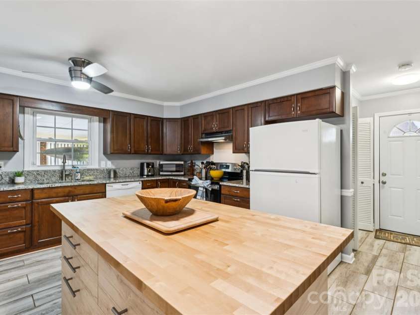 13507 Four Oaks Lane, Matthews, NC 28105.  MLS# CAR4424835, YatesRealty ID 23254. 
