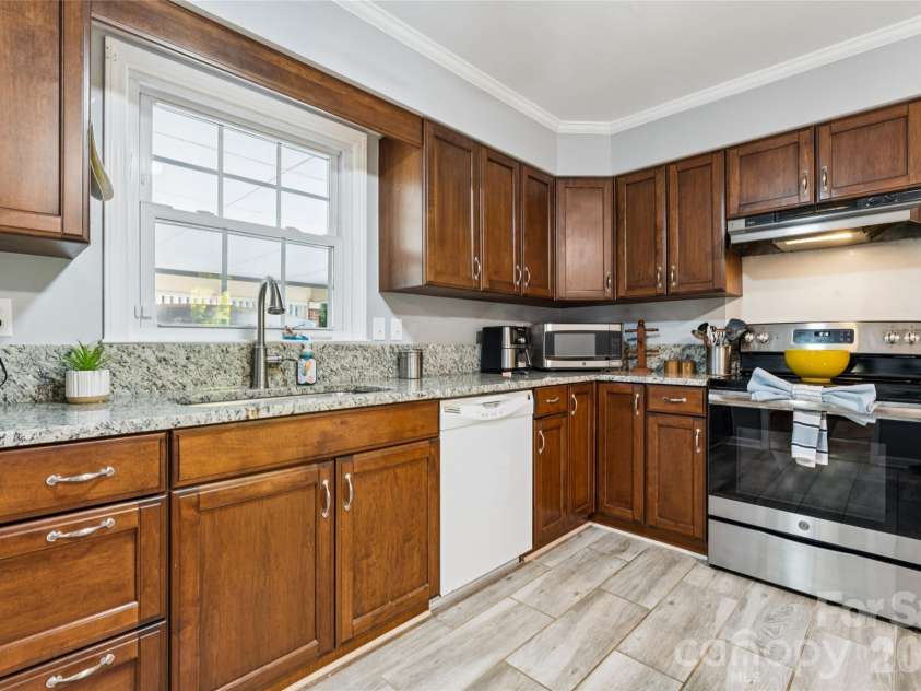13507 Four Oaks Lane, Matthews, NC 28105.  MLS# CAR4424835, YatesRealty ID 23254. 